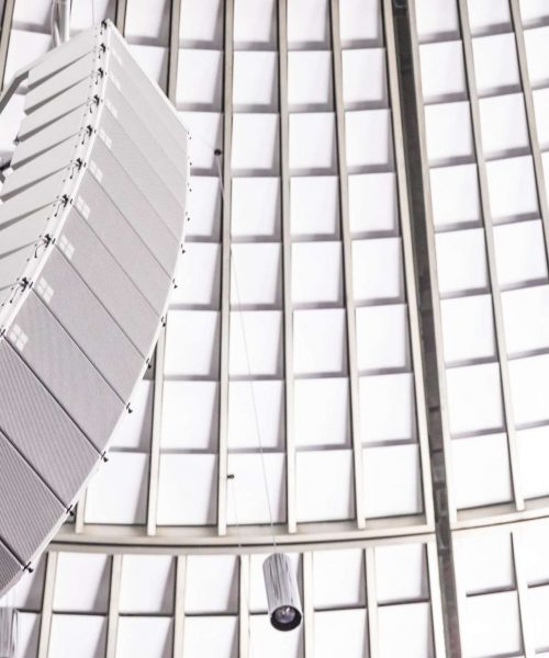 Tontechnik-Hannover-Beschallung-Lautsprecher-Messe-Event-Business-Konzert-Tagungstechnik-Bühnentechnik-Line-Array-Buchen-Mieten-Leihen-scaled-uai-2276x1707